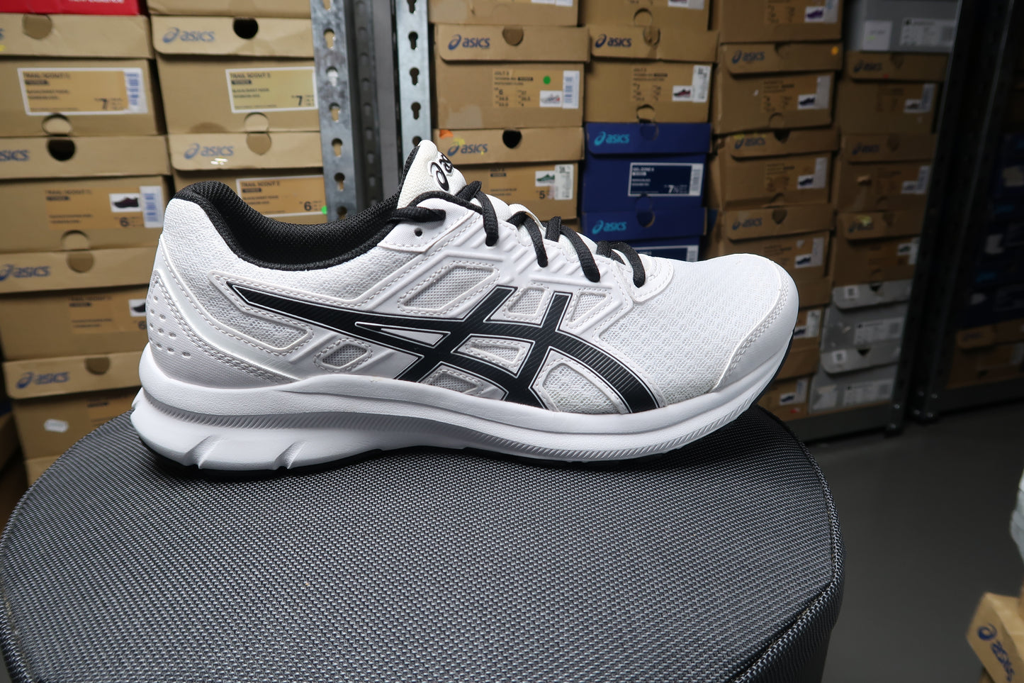 ASICS MENS JOLT 3 BEGINNER RUNNING SHOE (WHITE/BLACK)