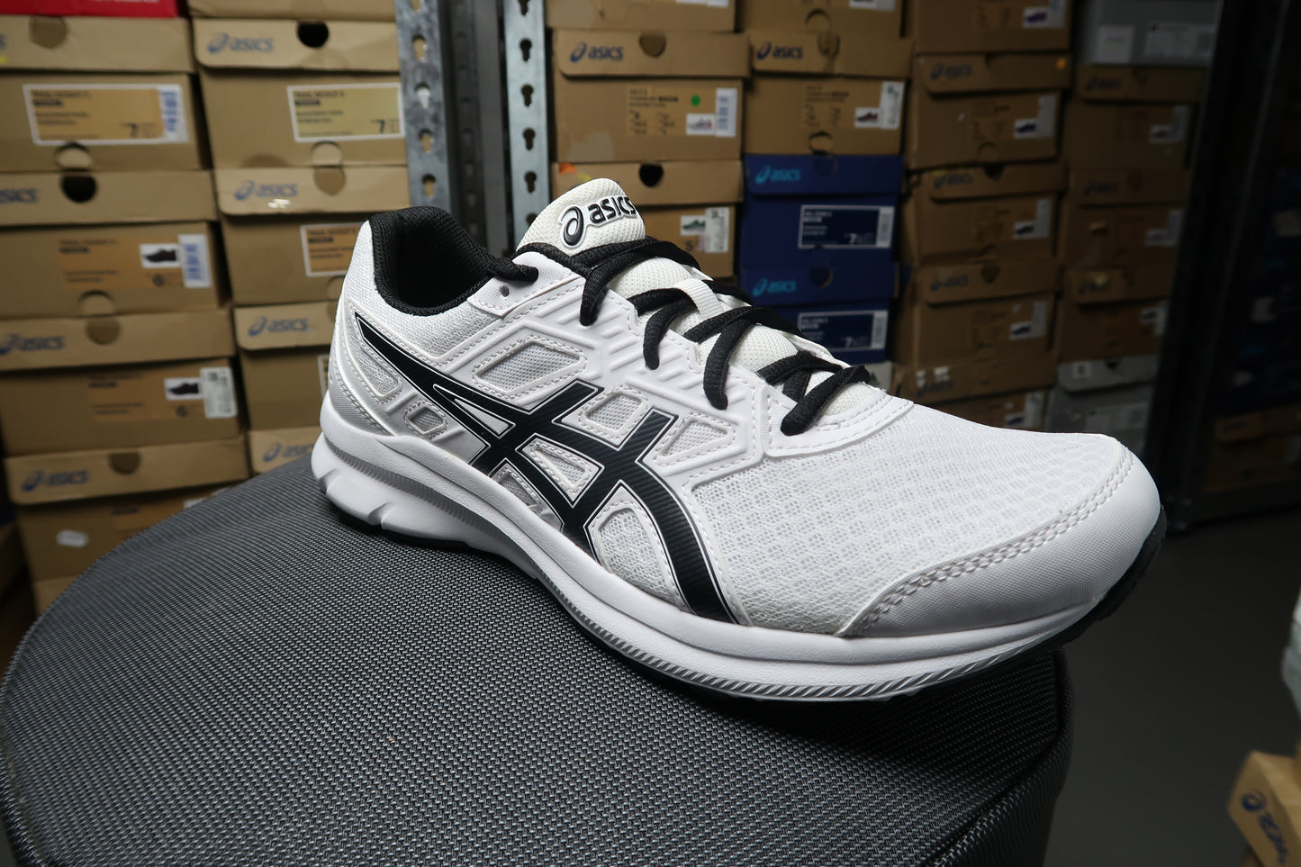 ASICS MENS JOLT 3 BEGINNER RUNNING SHOE (WHITE/BLACK)