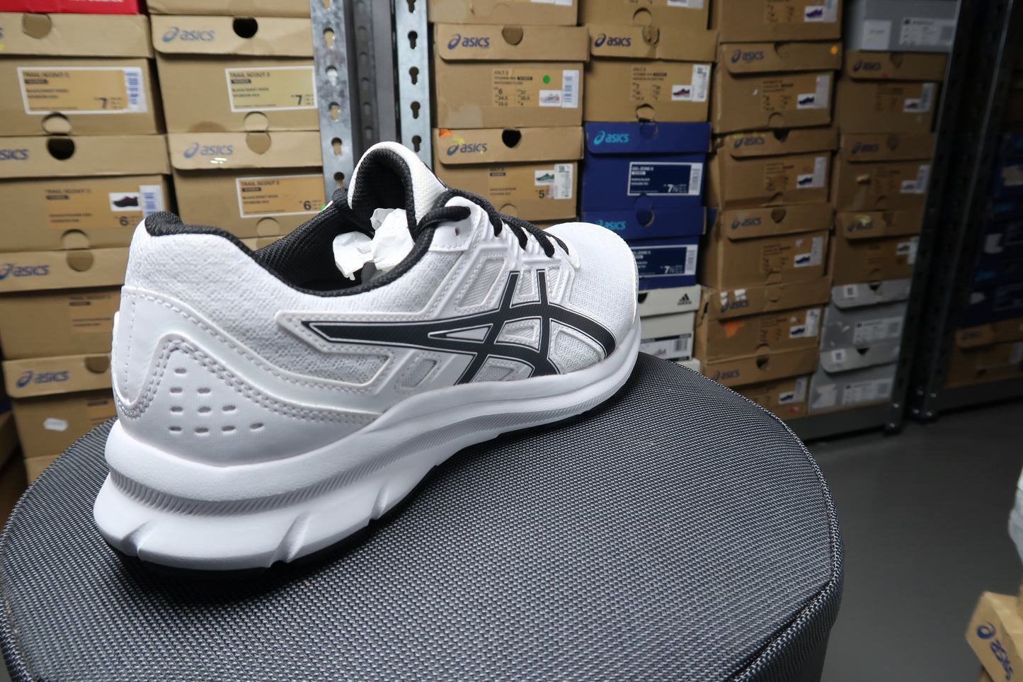 ASICS MENS JOLT 3 BEGINNER RUNNING SHOE (WHITE/BLACK)