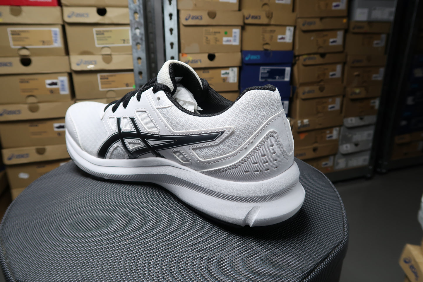 ASICS MENS JOLT 3 BEGINNER RUNNING SHOE (WHITE/BLACK)