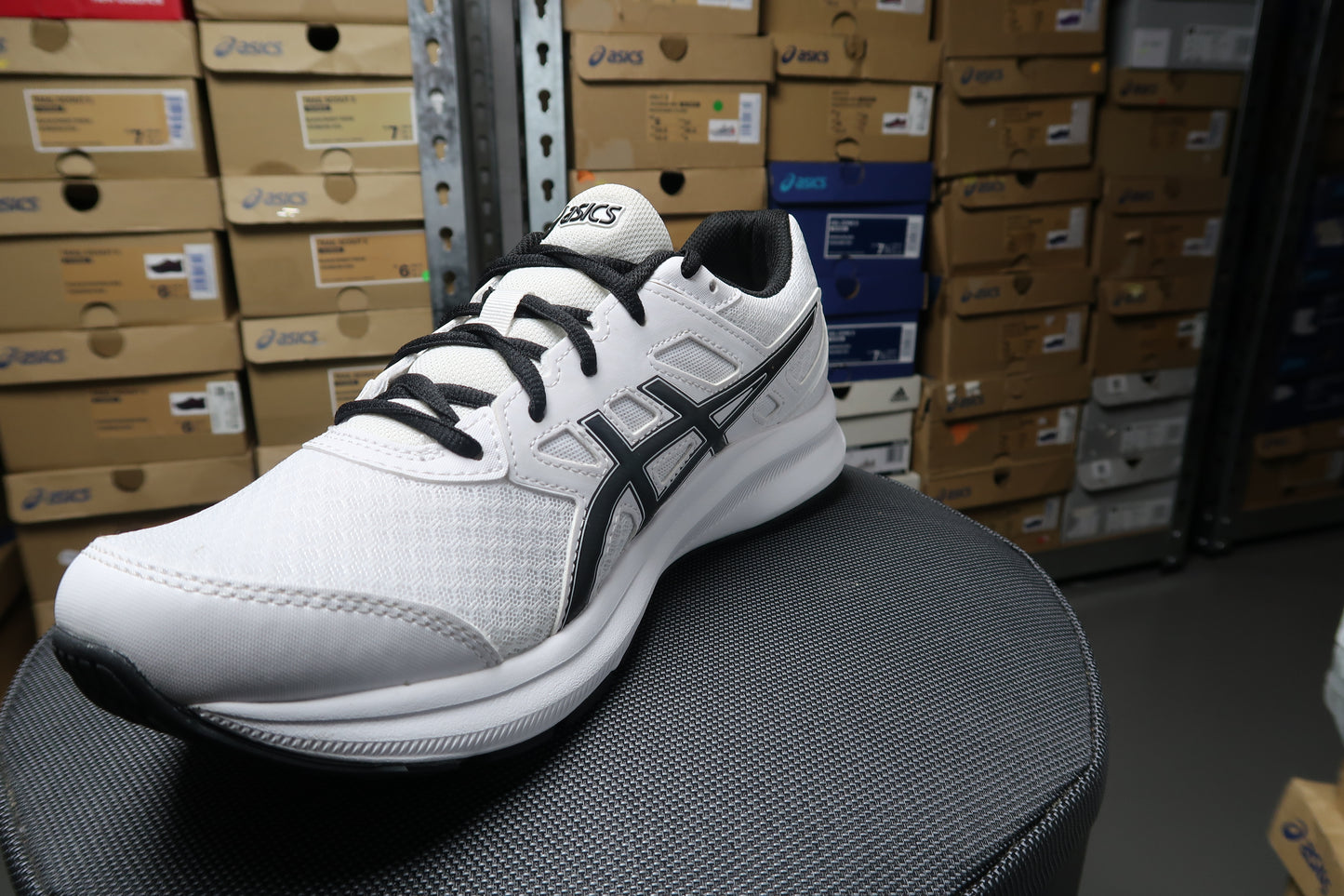 ASICS MENS JOLT 3 BEGINNER RUNNING SHOE (WHITE/BLACK)